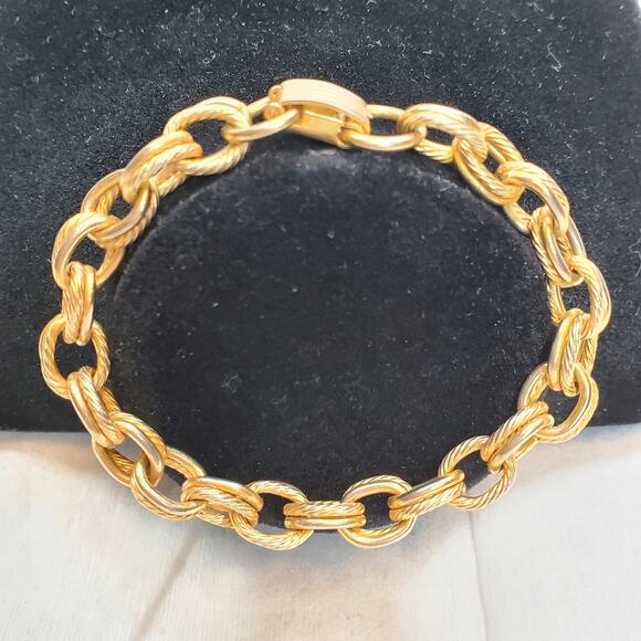 Link Chain Bracelet Gold Tone 3.5" Unsigned Minimalist - Picture 2 of 4